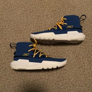 Under Armour Boys Basketball Shoe size 5Y